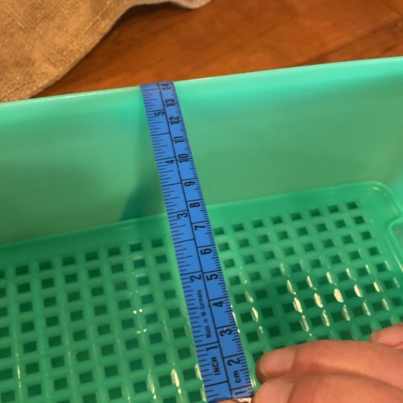 Tupperware Classic green bread keeper with removable grate. - Picture 6 of 7